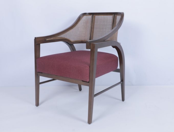 Geen gevouwen, op maat gemaakt, moderne stoel met hoge rug, met houten frame. 1