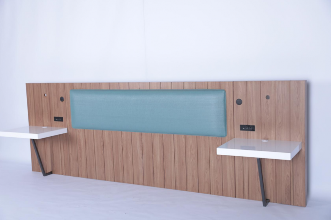 Modern eenvoudig hotel massief houten koning hoofdbord met twee nachtkastjes 0