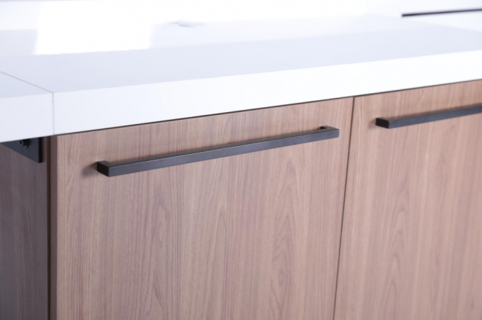 Gepersonaliseerde moderne eenvoudige lineaire bureau met bagage bank en kast voor het hotel 0