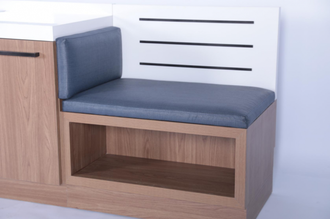Gepersonaliseerde moderne eenvoudige lineaire bureau met bagage bank en kast voor het hotel 1