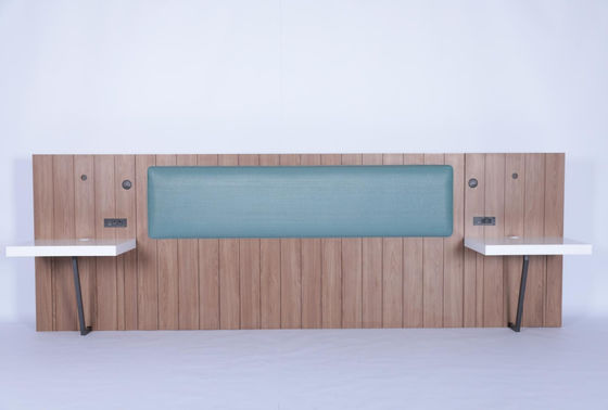Modern eenvoudig hotel massief houten koning hoofdbord met twee nachtkastjes
