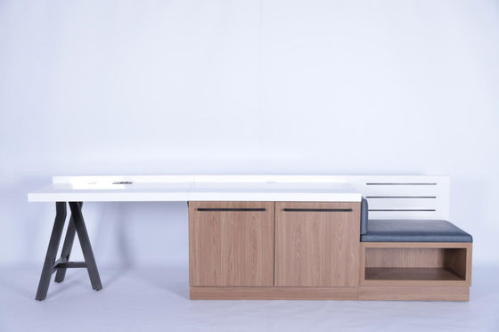 Gepersonaliseerde moderne eenvoudige lineaire bureau met bagage bank en kast voor het hotel